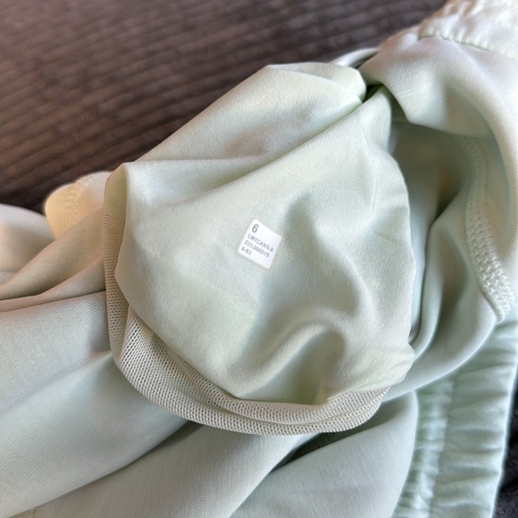 Luluemon Sofstreme high rise short 4 inches - Picture 4 of 5